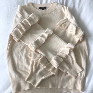 Crewneck ruffled sleeved sweater.